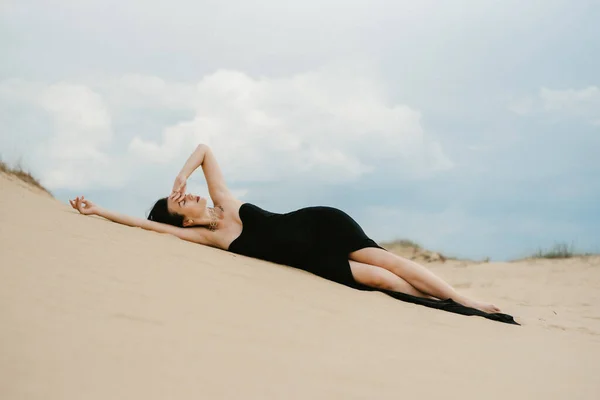 Menina Vestido Longo Preto Deserto Arenoso — Fotografia de Stock