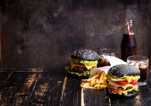 Burgers Setat Fundal Întunecat — Fotografie, imagine de stoc