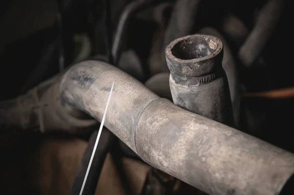 Гумові Труби Шланги Ведуть Від Автомобільного Радіатора Двигуна Вид Знизу — стокове фото