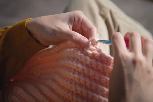 Female Hands Close Crocheting Clothes Sofa Home Handmade — Stock Photo, Image