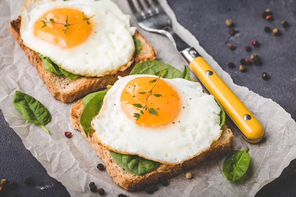 Здорове Смажене Яйце Бутерброд — стокове фото