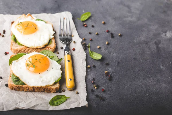 Здорове Смажене Яйце Бутерброд — стокове фото