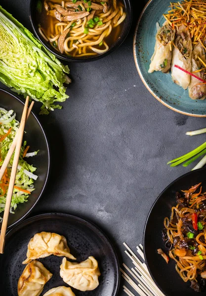 暗い背景に中華料理 — ストック写真