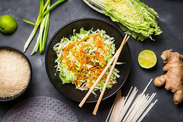 Arka Planda Lezzetli Vietnam Salatası Yakın Plan — Stok fotoğraf