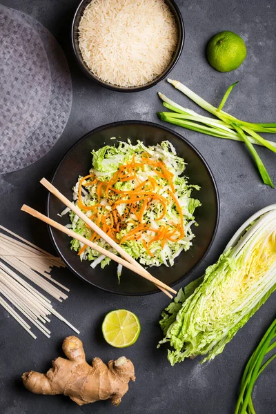 Savoureuse Salade Vietnamienne Sur Fond Gros Plan — Photo