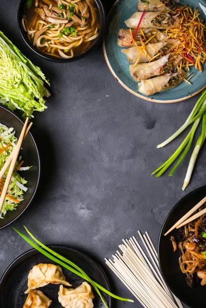 暗い背景に中華料理 — ストック写真