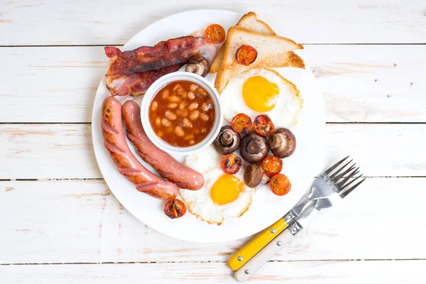 在板上的全套英式早餐 — 图库照片