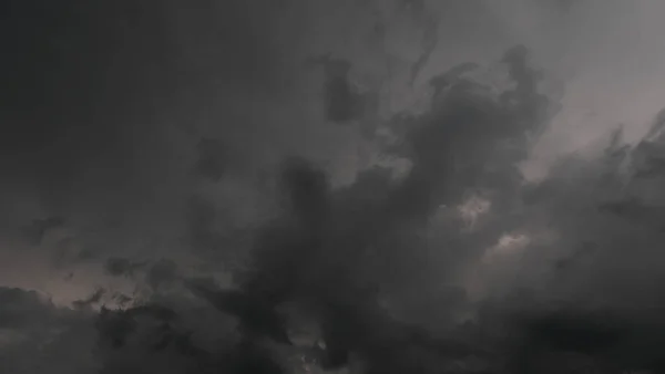 Drámai Sötét Fekete Felhők Eső Előtt Természetvédelmi Háttér — Stock Fotó