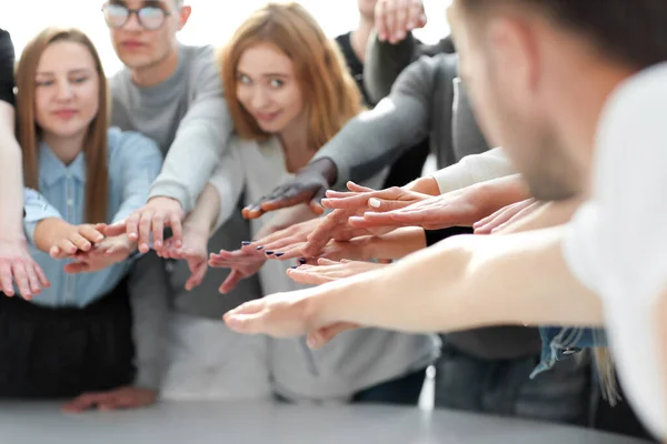 Grupp Leende Unga Människor Som Förenar Sina Händer — Stockfoto