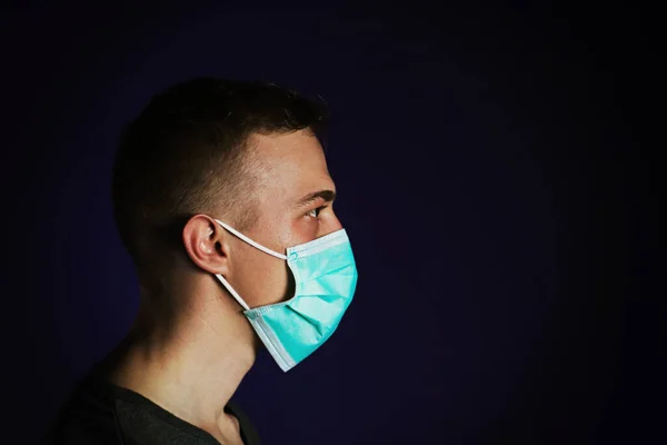 Homem Doente Caucasiano Com Uma Máscara Médica Com Palma Cabeça — Fotografia de Stock
