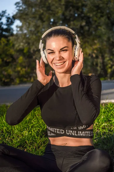 Buena Chica Está Escuchando Música Con Auriculares —  Fotos de Stock