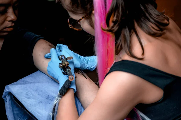 Tattooist Working Professional Tattoo Machine Device Workshop Studio — Stock Photo, Image