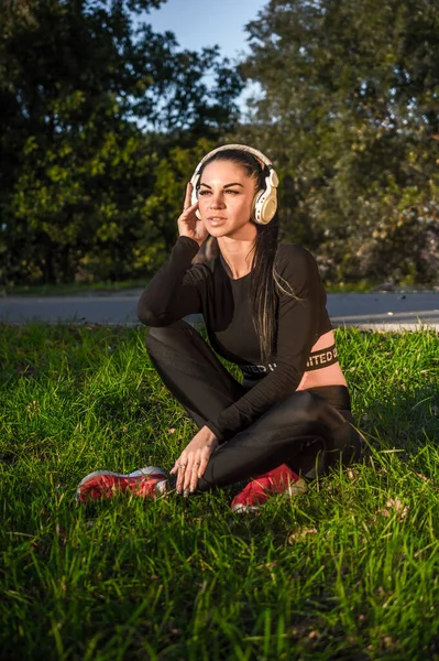 Miła Sportowa Dziewczyna Słuchawki Słuchać Muzyki Uśmiech — Zdjęcie stockowe