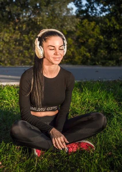 Schattig Sportief Meisje Luisteren Naar Muziek Met Hoofdtelefoon — Stockfoto