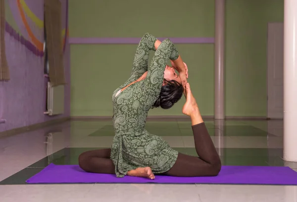 Yoga Kvinna Som Presenterar Yoga Fitnessklass — Stockfoto