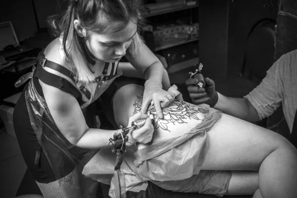 Tattooer Demuestra Proceso Hacer Estudio Tatuaje —  Fotos de Stock