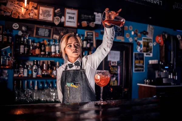 Kız Barmen Barda Kokteyl Hazırlıyor — Stok fotoğraf