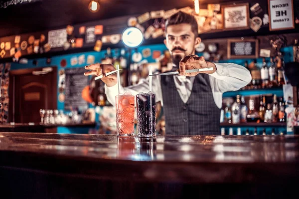 Barman Profesional Sorprende Con Sus Visitantes Barra Habilidades — Foto de Stock