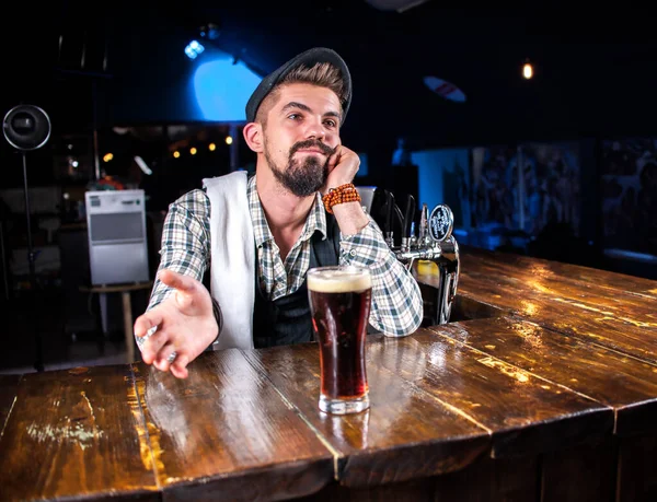 Experienced Bartender Demonstrates Process Making Cocktail Bar — Stock Photo, Image