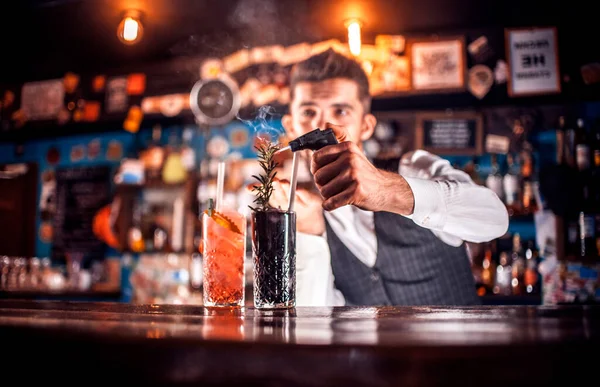 Barman Crea Cóctel Detrás Barra — Foto de Stock