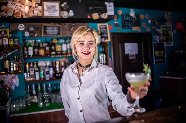Odaklanmış Kadın Barmen Gece Kulübündeki Bardaklara Taze Alkol Dolduruyor — Stok fotoğraf