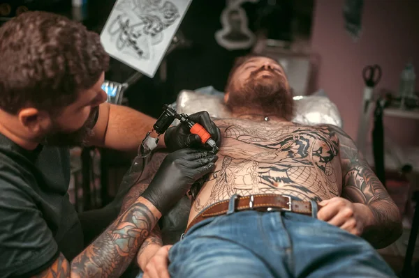 Τατουάζ Κάνει Εικόνα Τατουάζ Στο Στούντιο Τατουάζ — Φωτογραφία Αρχείου
