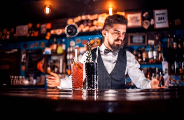 Barista Prepara Cocktail Pub — Foto Stock