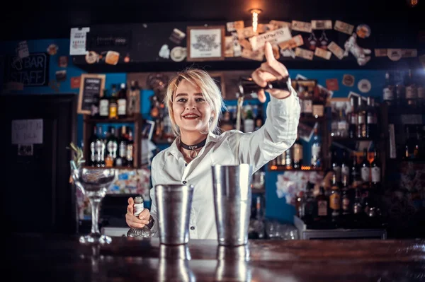 Dívka Barman Vymyslí Koktejl Veřejném Domě — Stock fotografie