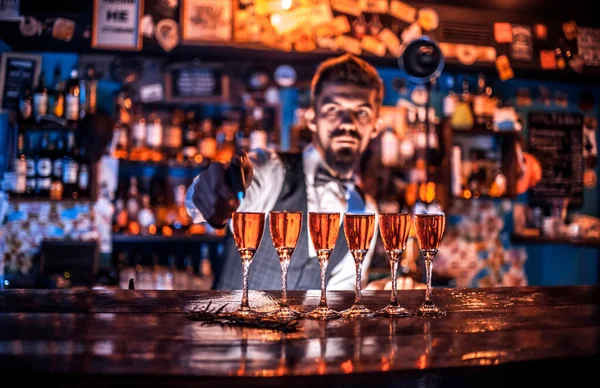 Barman Prepara Cocktail Bar — Foto Stock