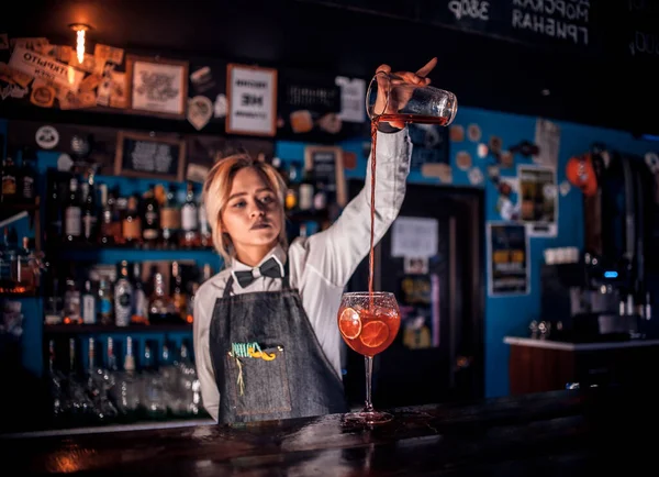 Barmen Kız Brasserie Bir Kokteyl Hazırlıyor — Stok fotoğraf