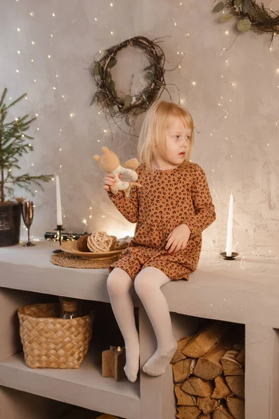 Девушка Играет Канун Рождества Красивом Доме Украшенном Новогодним Праздникам Интерьер — стоковое фото