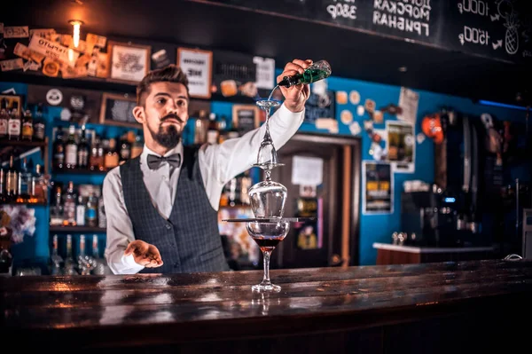 Barmen Birahanede Kokteyl Hazırlar — Stok fotoğraf