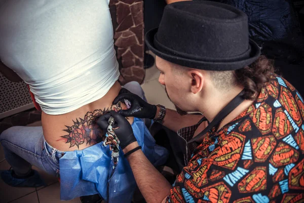 Tatuaggio Lavoro Del Maestro Tatuatore Nel Salone Del Tatuaggio — Foto Stock