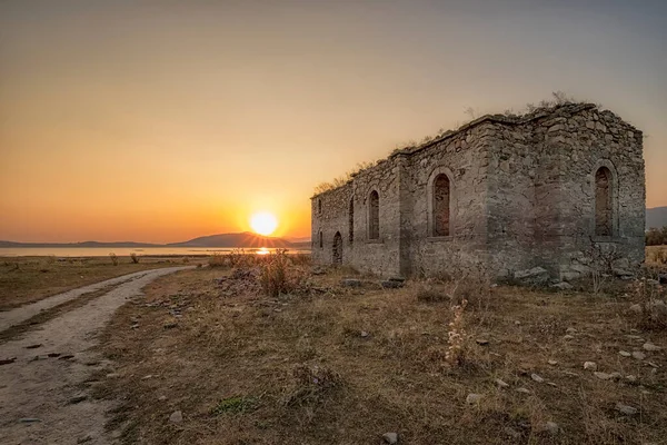 Eglise Abandonnée Dans Barrage Jrebchevo Bulgarie Coucher Soleil — Photo