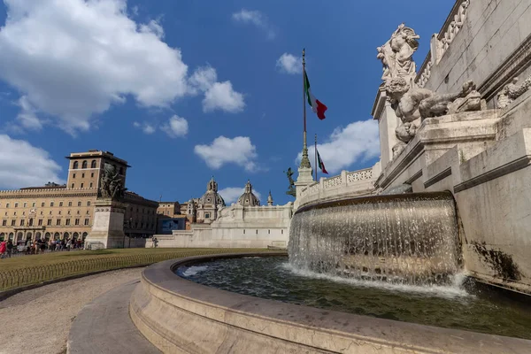 ローマ イタリア 6月13 2017 国立記念物イタリアとローマの愛国的なシンボルと噴水の景色の1つであるVittorianoまたはAltare Della Patria — ストック写真