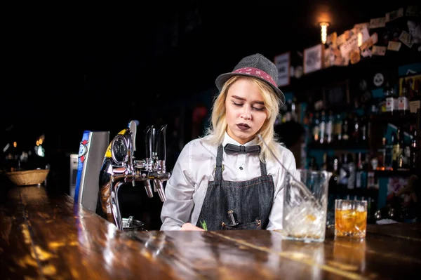 Confident Girl Bartender Pouring Fresh Alcoholic Drink Glasses Bar — Stock Photo, Image