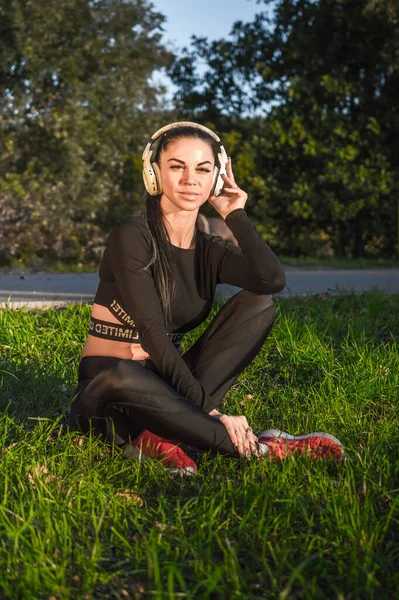 Mooie Sportieve Meisje Hoofdtelefoon Luisteren Muziek Glimlach — Stockfoto