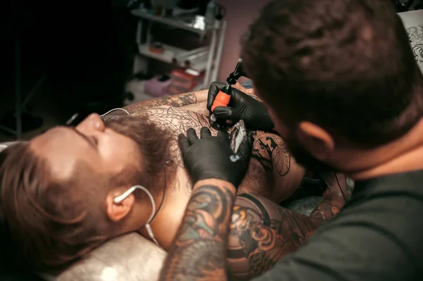 Τατουάζ Πλοίαρχος Κάνει Εικόνες Τατουάζ Τατουάζ — Φωτογραφία Αρχείου