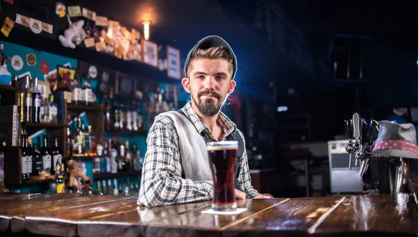 Experto Barman Hace Cóctel — Foto de Stock