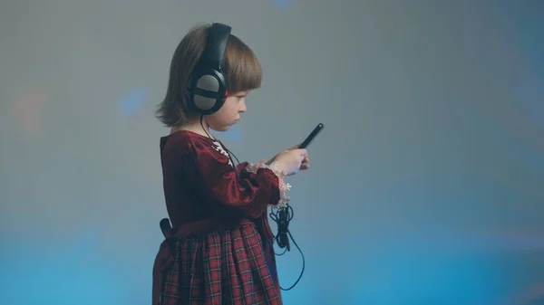 Little Girl Big Headphones Vintage Dress Listening Music Phone — Zdjęcie stockowe