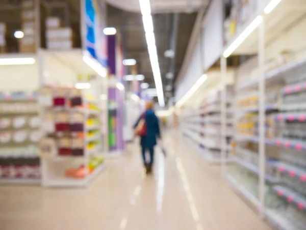 Renkli Raflarla Kaplı Soyut Bulanık Süpermarket Koridoru — Stok fotoğraf