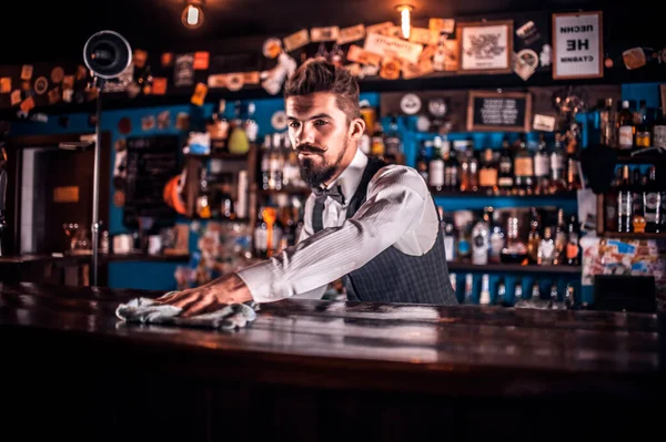 Bartender Concocts Cocktail Taproom — Stock Photo, Image