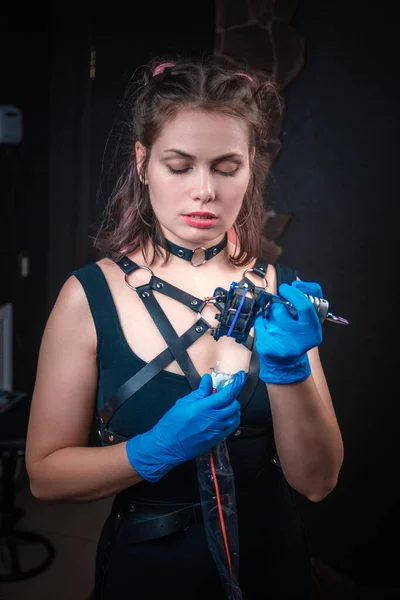 Dövme Stüdyosunda Dövme Tabancası Olan Profesyonel Bir Dövmeci — Stok fotoğraf