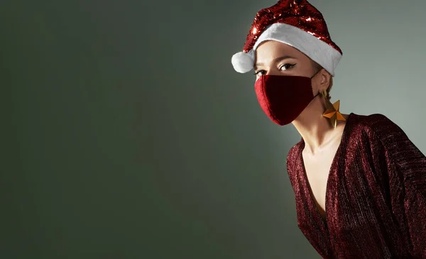 Mujer Con Sombrero Rojo Navidad Máscara Médica Roja Estilo Brillante — Foto de Stock