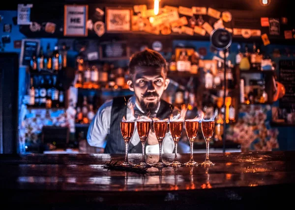 Zaostřený Barman Nalévá Drink — Stock fotografie