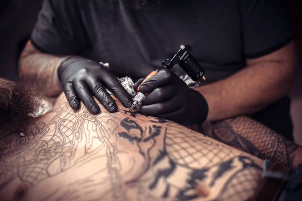 Specialista Del Tatuaggio Tatuaggio Nello Studio Del Tatuaggio — Foto Stock