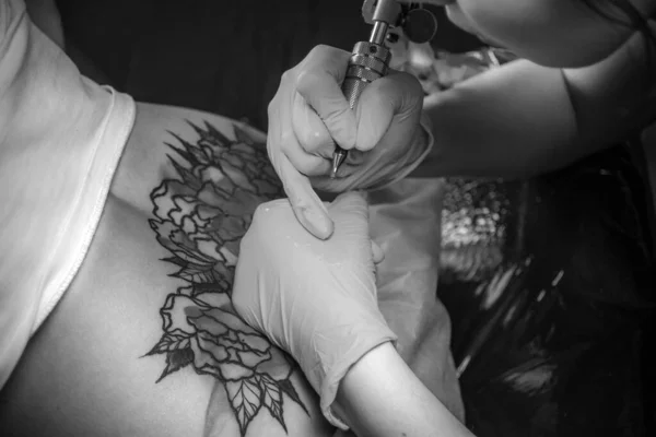 Pele Mestre Cria Uma Tatuagem Seu Salão — Fotografia de Stock