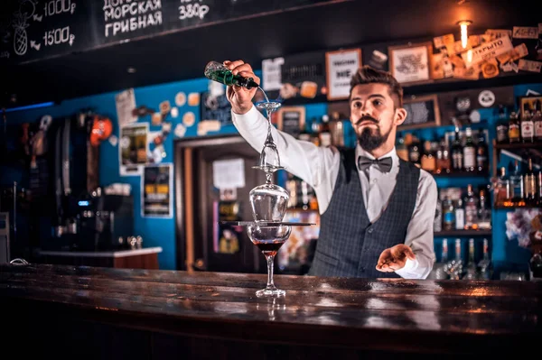 Empregado Bar Faz Coquetel Cervejaria — Fotografia de Stock