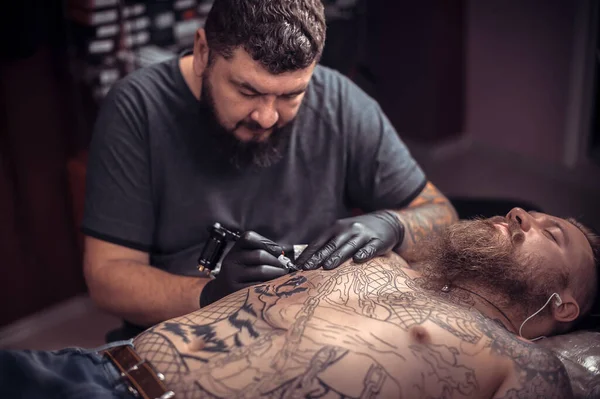 Τατουάζ Tattooer Κάνει Στο Στούντιο Τατουάζ Σαλόνι — Φωτογραφία Αρχείου