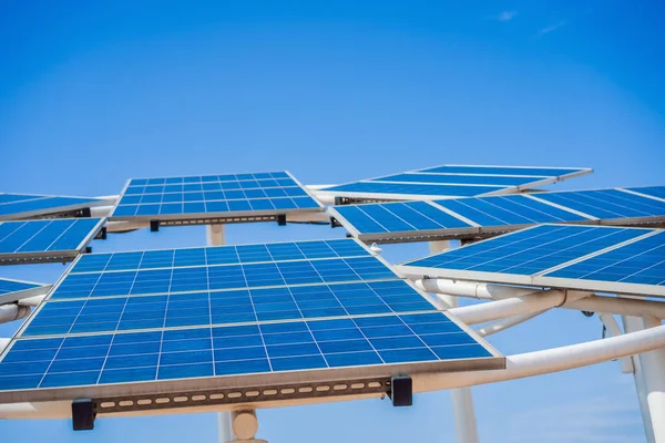 Yenilenebilir Güneş Enerjisi Kullanan Enerji Santrali — Stok fotoğraf